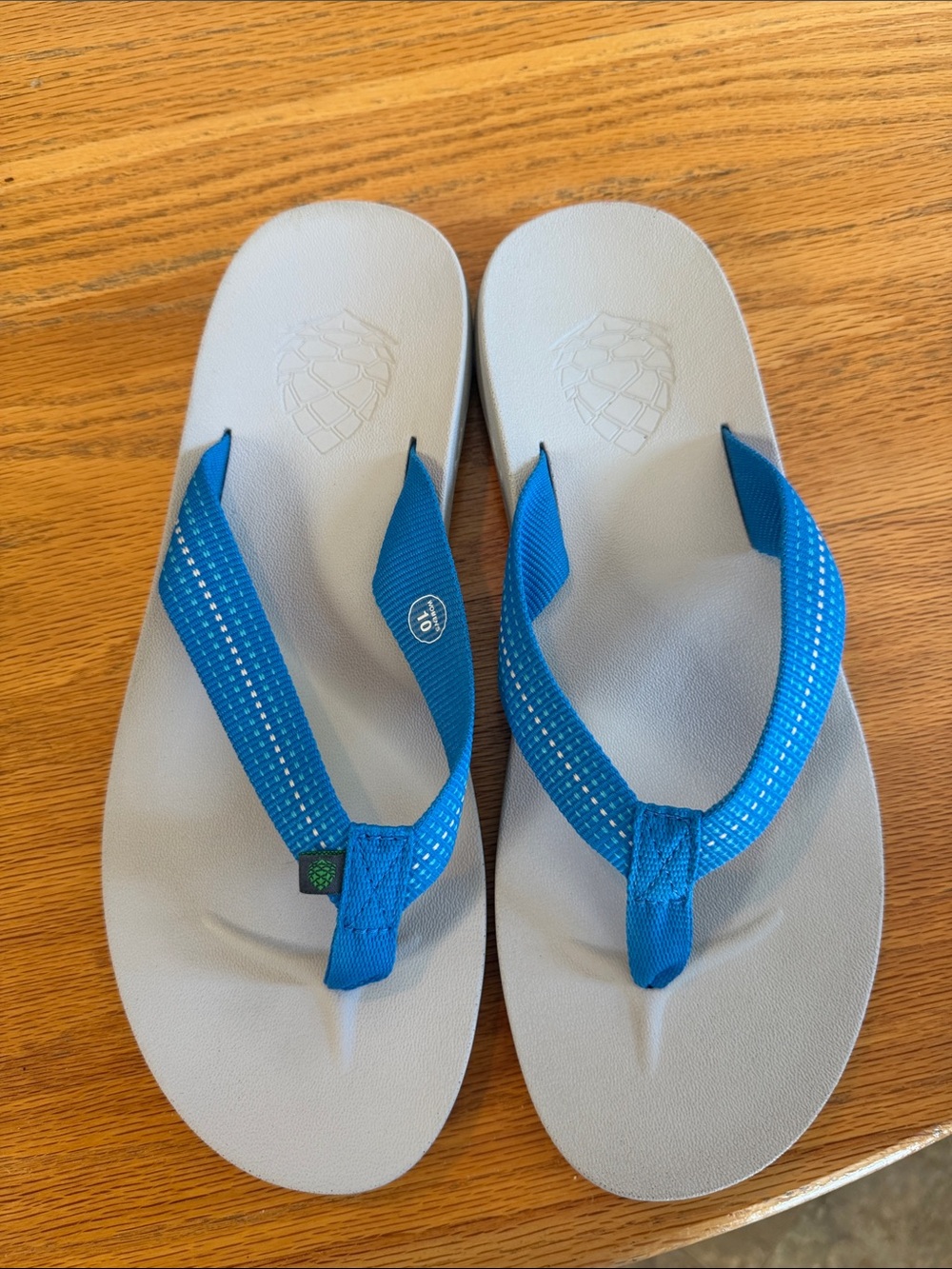 Like new Stio blue flip flops